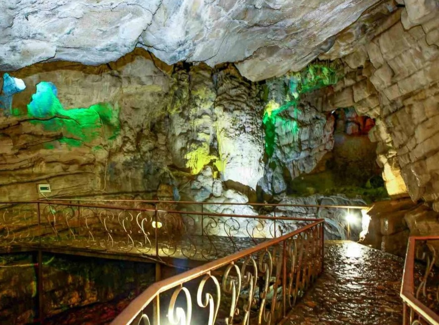 Экскурсия в Воронцовские пещеры из Лоо