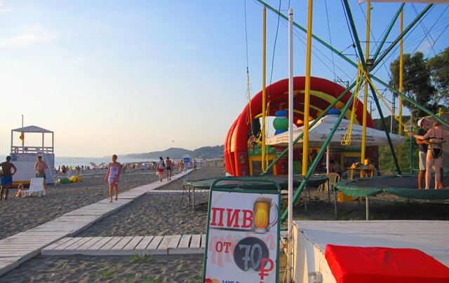 На пляже в Горном воздухе есть развлечения для детей и взрослых 