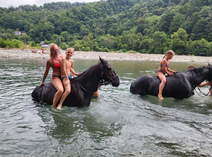 Конная прогулка из Лазаревского в горы, купание в речке с лошадьми