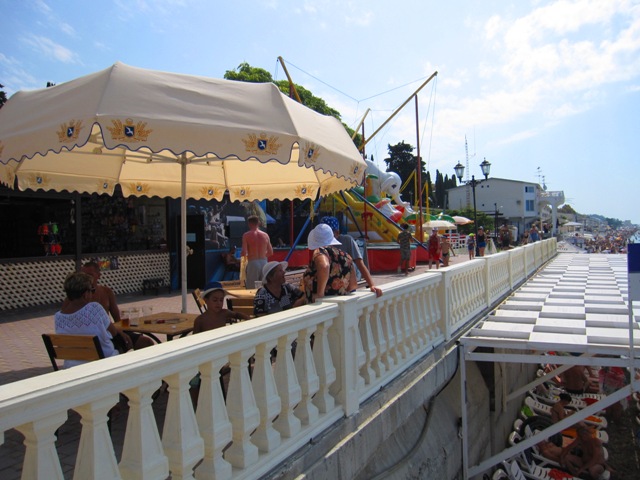Рядом с пляжем в Лоо расположены кафе и столовые 