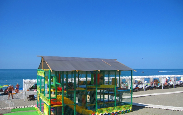 Фото детской площадки на пляже в Лоо 