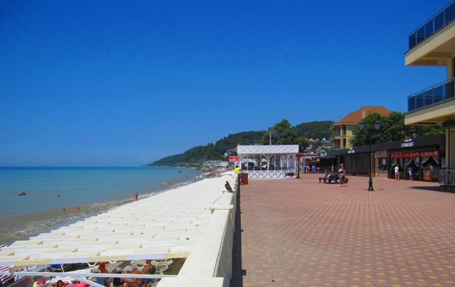 Фото центральной набережной в Лоо рядом с пляжем 