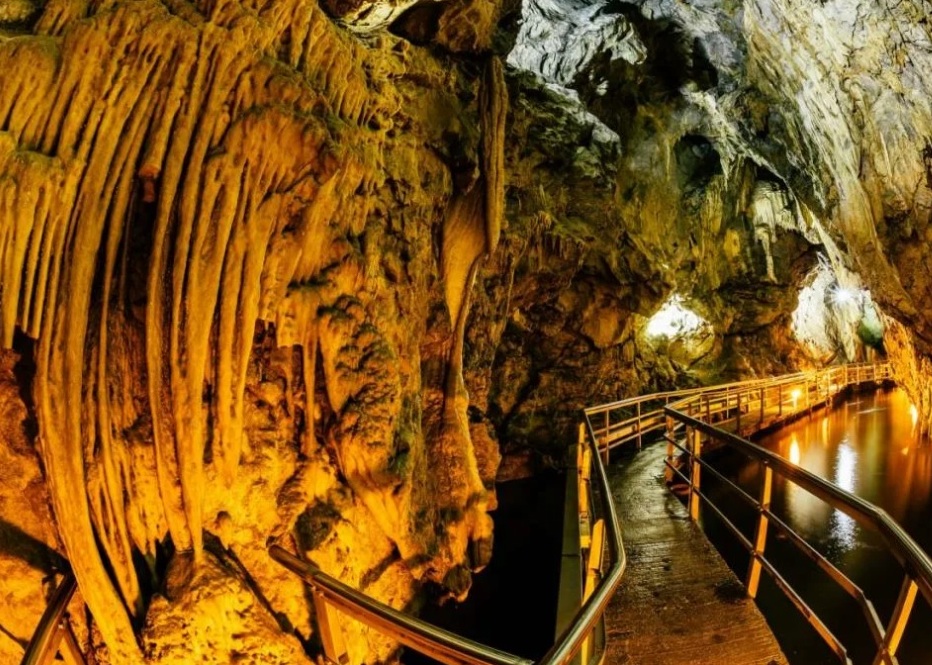 Экскурсия в Воронцовские пещеры из Вардане