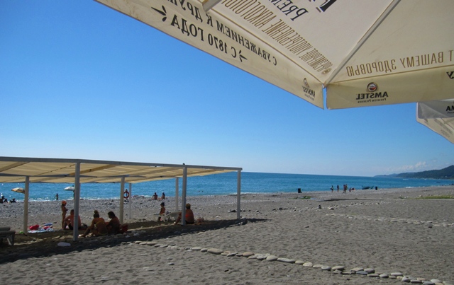 Песочный пляж в Лоо рядом с санаторием «Магадан» 