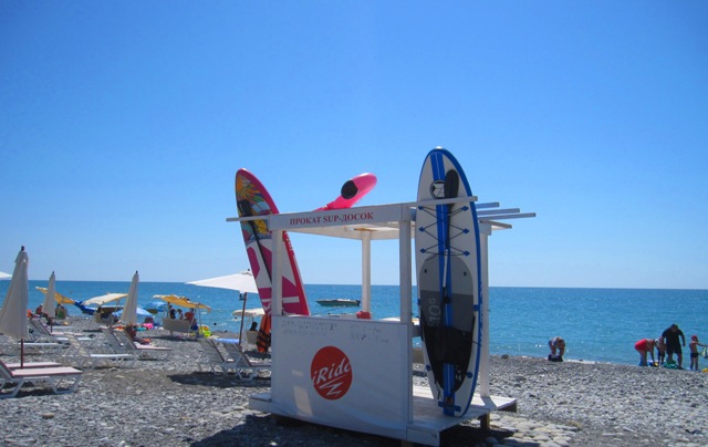 Для любителей активного отдыха на пляже в Лоо  есть прокат sup доски 