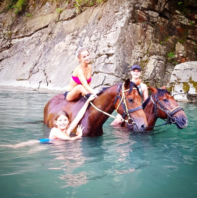 Конная прогулка в Лазаревском с купанием в реке с лошадьми