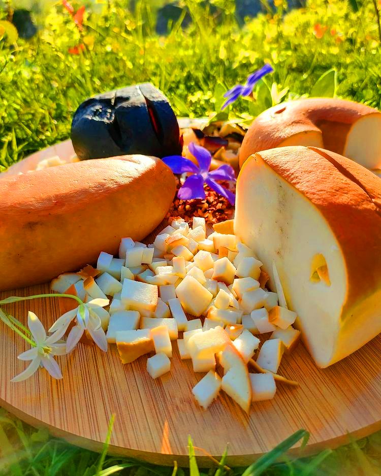 Нарезанный Абхазский сыр фото