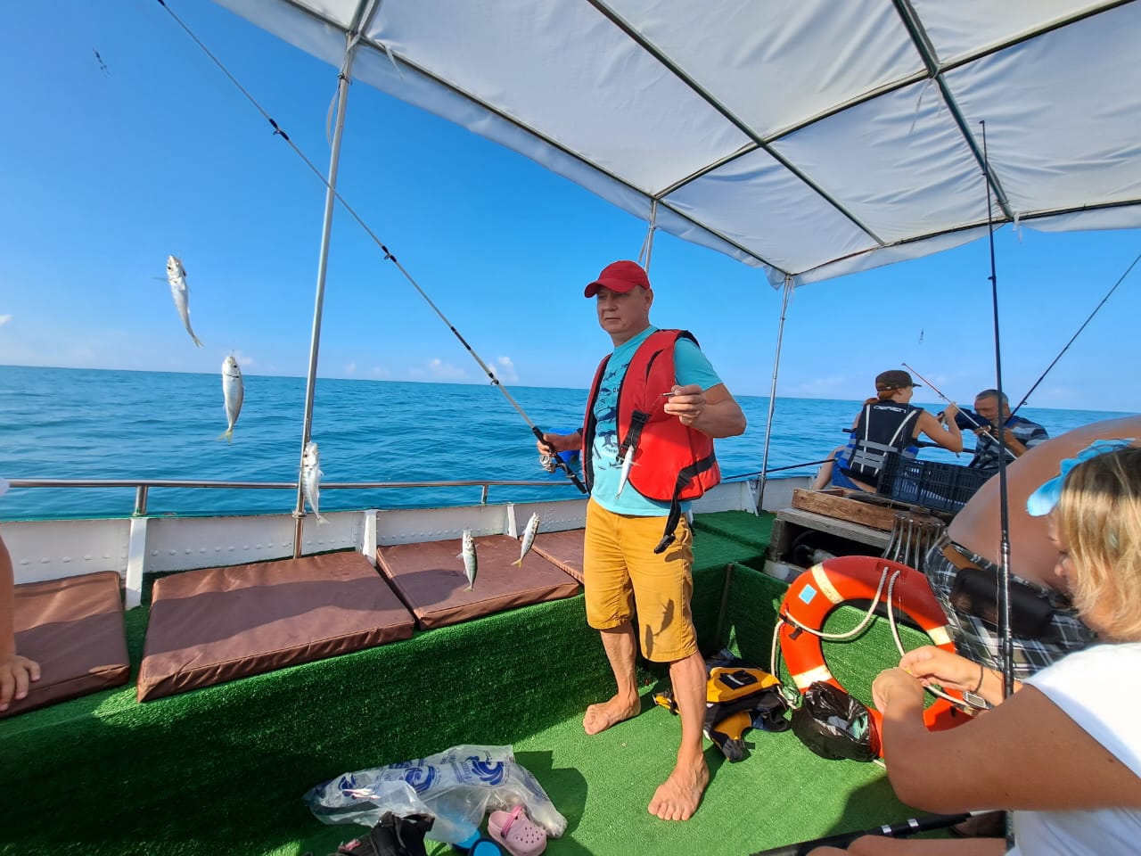 Морская рыбалка в Вардане на рыбацком катере
