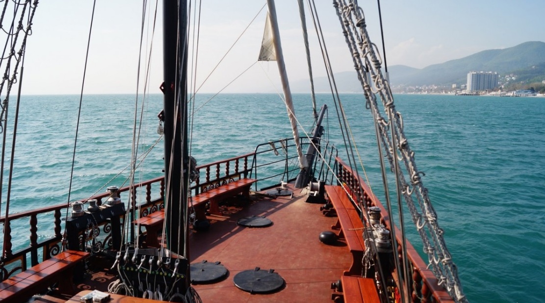 Морская прогулка в Лазаревском на пиратском бриге Джон Сильвер