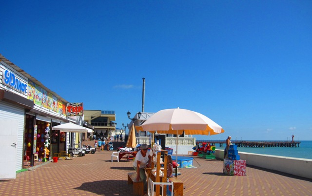 Пляж в Лоо на ул. Азовской рядом с набережной 
