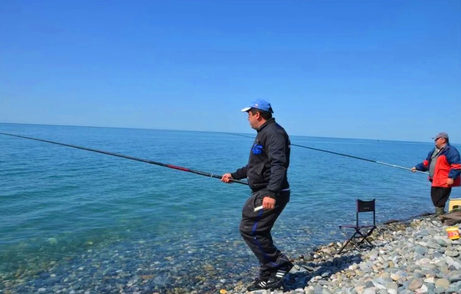 Морская рыбалка в Лазаревском с берега