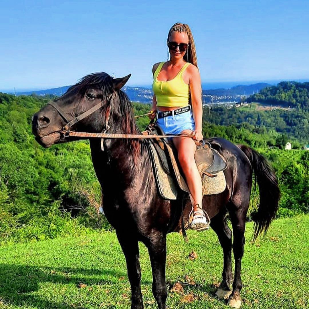 Конные прогулки адлер. Конные прогулки Сочи Адлер. Фотосессия с лошадьми Адлер. Конные прогулки дети.