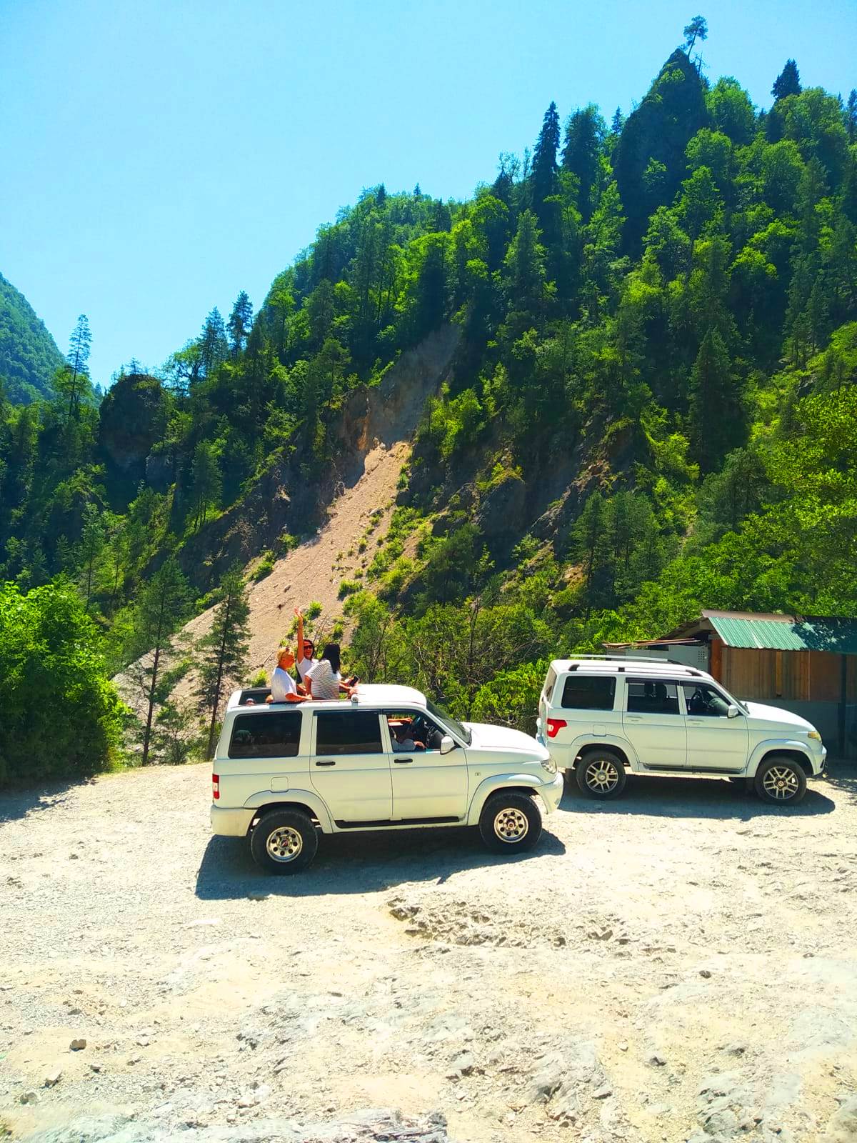 Джиппинг в Абхазию из Кудепсты на Гегский водопад и озеро Рица